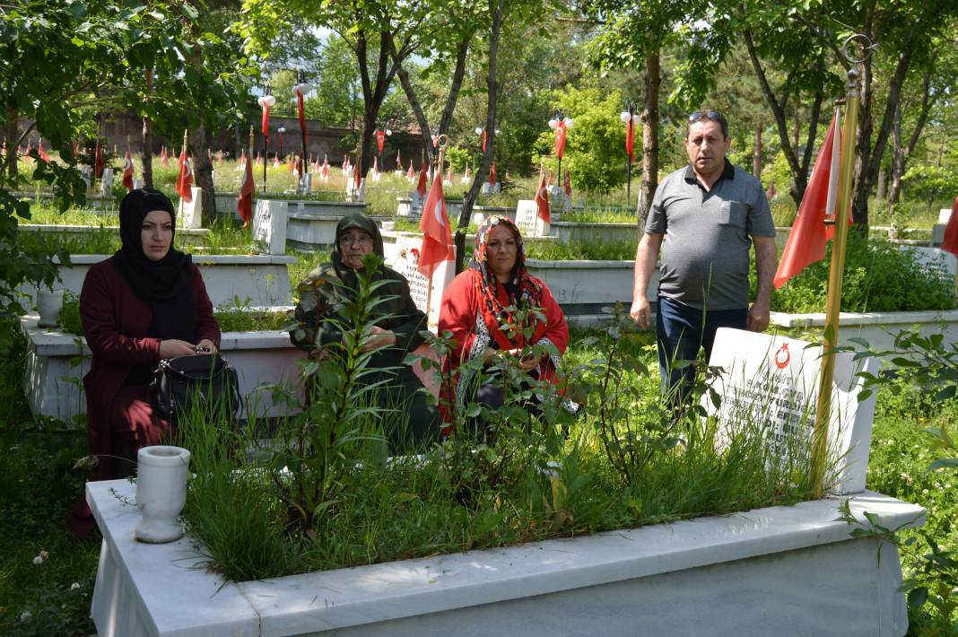 Bayram arifesinde şehitliklerde hüzün: Kahramanlara koştular - Resim: 23